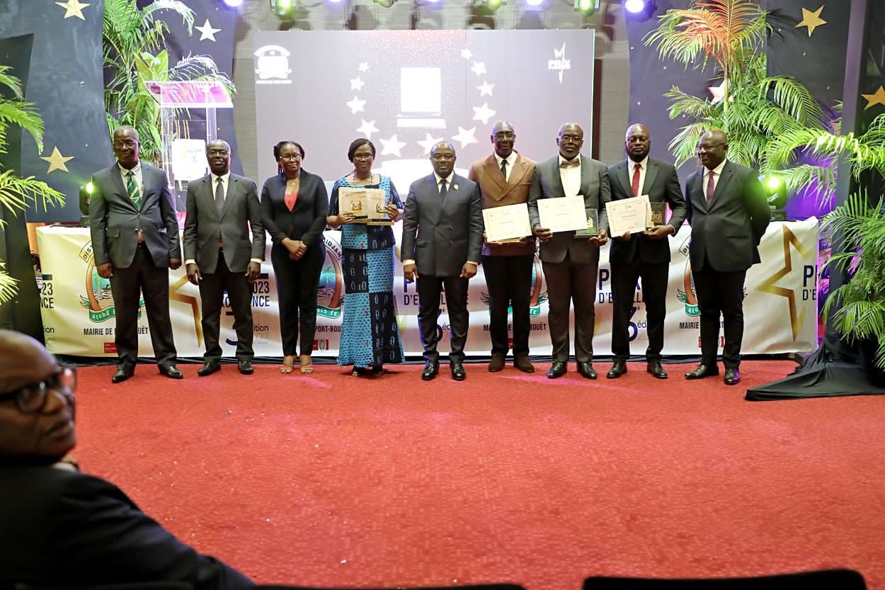 Promotion de l’excellence
Dr Emmou récompense les meilleurs agents de la mairie de PortBouët